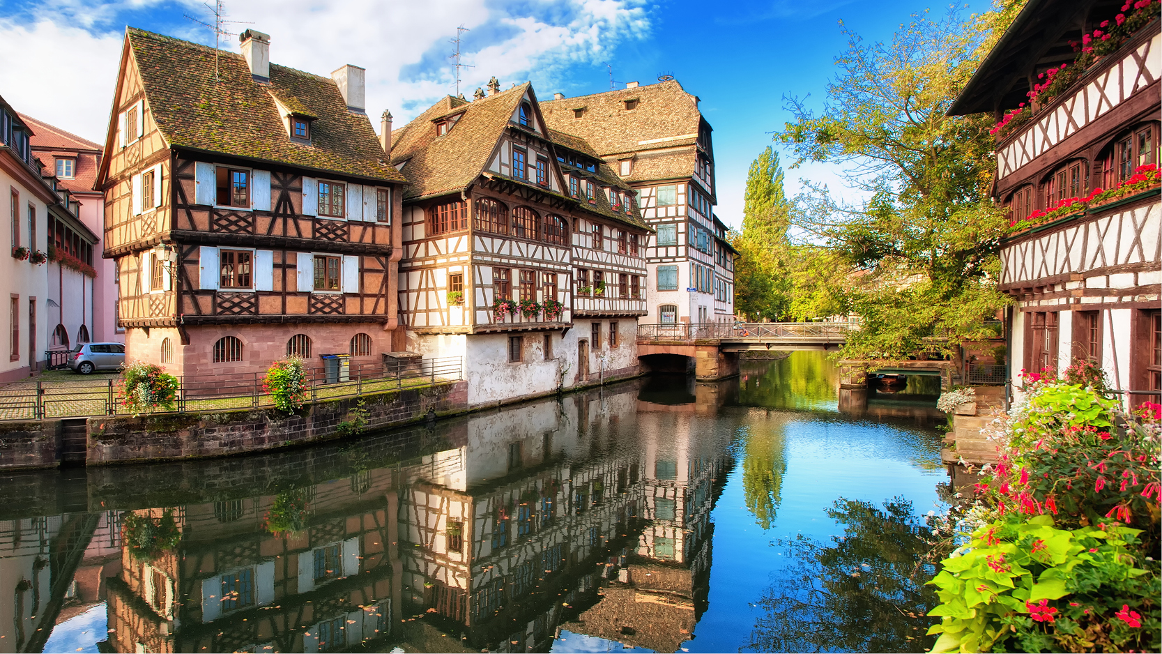 Idylliska Strasbourg i Frankrike med korsvirkeshus, kullerstensgator och kanalen.